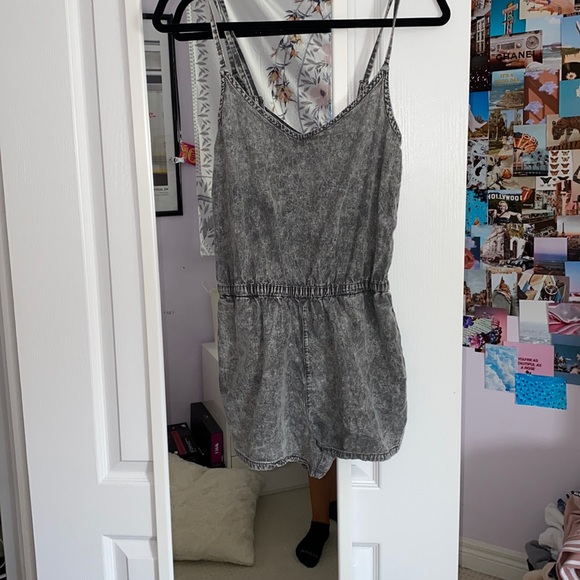 Forever 21 light grey romper - Picture 1 of 2